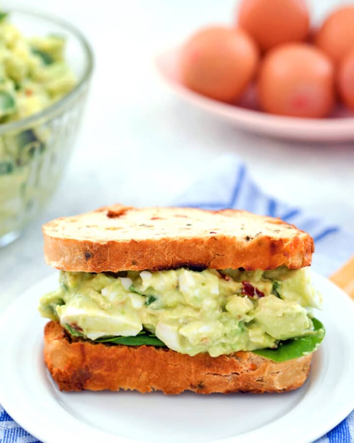 Avocado Egg Salad with Spinach -- Love egg salad, but wishing for a healthier version? This healthy avocado egg salad is packed with protein and nutrition from eggs, avocado, and spinach. Plus, it's a mayo-free egg salad | wearenotmartha.com