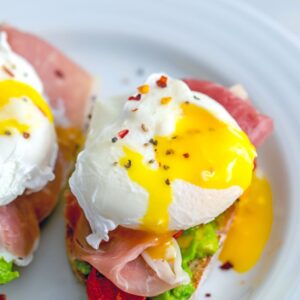 Avocado Prosciutto Egg Toast -- This avocado egg toast is topped with roasted tomatoes and prosciutto, making it an incredibly satisfying and delicious breakfast... And also perfect for breakfast for dinner | wearenotmartha.com