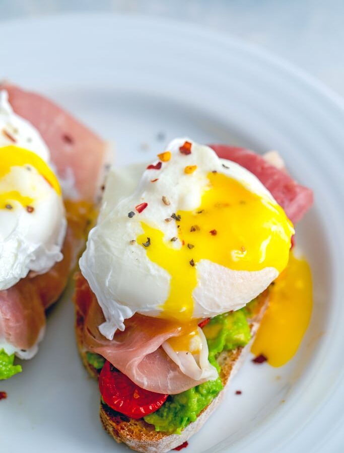 Avocado Prosciutto Egg Toast -- This avocado egg toast is topped with roasted tomatoes and prosciutto, making it an incredibly satisfying and delicious breakfast... And also perfect for breakfast for dinner | wearenotmartha.com