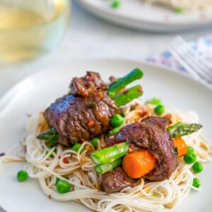 Beef, Asparagus, and Carrot Rolls -- These Beef, Asparagus, and Carrot Rolls (steak roll-ups) are a simple-to-make dinner that combines your love of steak with your need for veggies | wearenotmartha.com