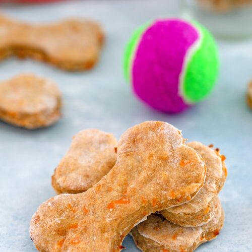 Chicken Dog Treats -- Want to make your pup homemade dog treats with fresh ingredients? These Chicken Dog Treats are easy to make with whole ingredients. Your dog will love them! | wearenotmartha.com