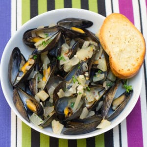 Spicy Fennel Mussels -- These Spicy Fennel Mussels are bright and flavorful with the perfect kick of spice (don't worry; they're not too spicy!) and are incredibly easy to make | wearenotmartha.com