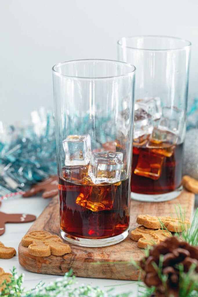 Gingerbread syrup and ice in two glasses