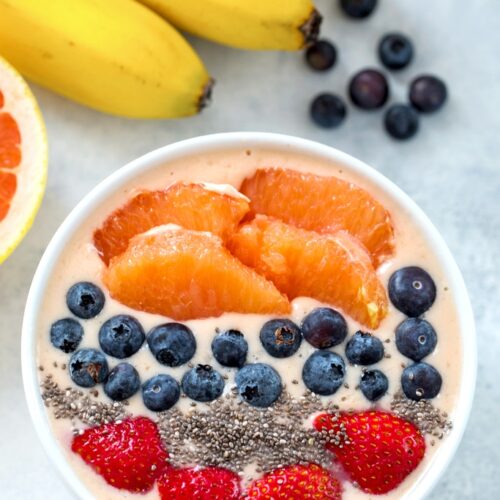 Grapefruit Smoothie Bowl -- Packed with antioxidants and with a smooth and creamy texture, this grapefruit smoothie bowl is the perfect way to start a happy, well-balanced day | wearenotmartha.com #grapefruit #smoothies #smoothiebowl #healthy #breakfast