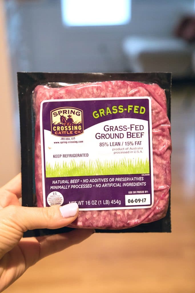 Paket mit Gras gefüttertem Rindfleisch, das hochgehalten wird