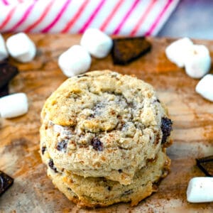 Mexican Chocolate Cookies -- These Mexican Chocolate Cookies are delicious cinnamon cookies packed with dark chocolate chunks and mini marshmallows. Totally addictive and perfect for summer campfires! | wearenotmartha.com