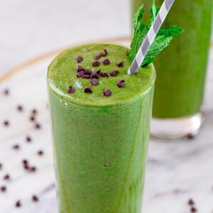 Chocolate Mint Green Smoothie -- This Mint Chocolate Green Smoothie is a delicious way to get your vitamins with a little chocolate mint kick. It's perfect for St. Patrick's Day as a healthy Shamrock Shake replacement, but a wonderful addition to your diet any time of year! | wearenotmartha.com