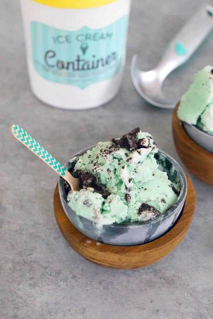 https://wearenotmartha.com/wp-content/uploads/Mint-Oreo-Ice-Cream-17-683x1024.jpg