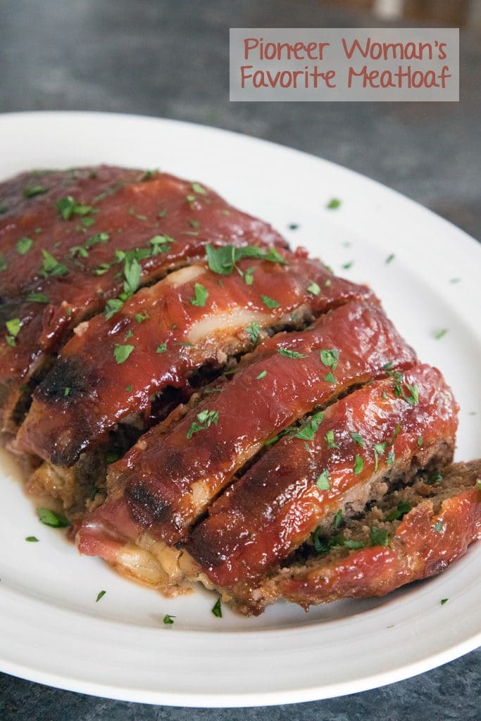 Pastel de carne de tocino de the Pioneer Woman en rodajas en un plato blanco y cubierto de salsa y perejil con el título de la receta en la parte superior