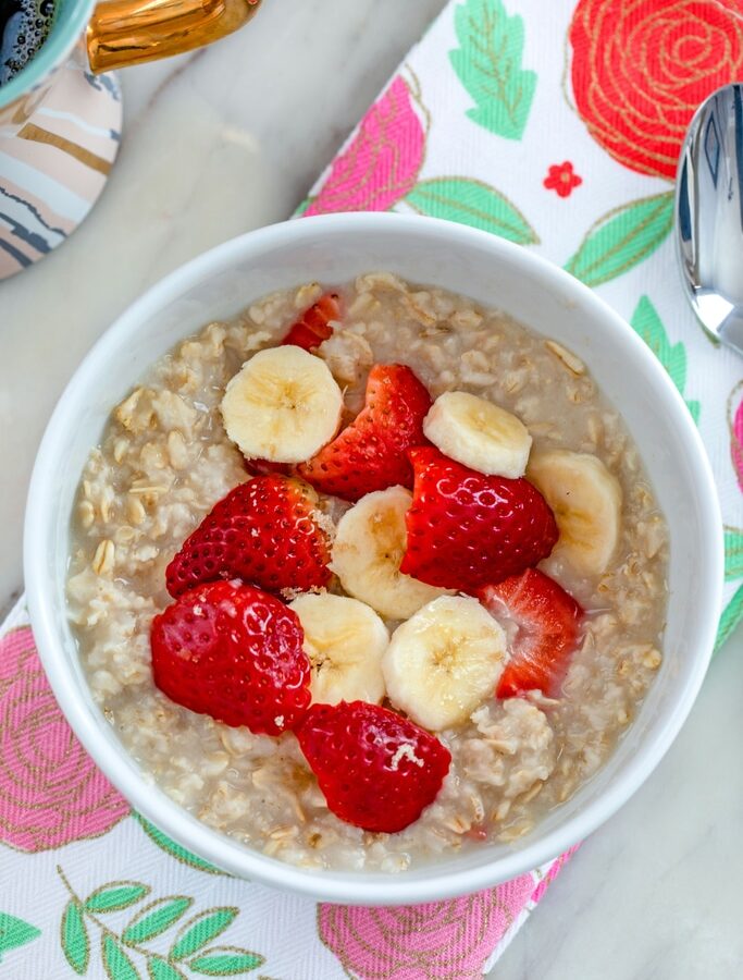 Strawberry Banana Oatmeal -- Oatmeal doesn't have to be boring! This Strawberry Banana Oatmeal is ready in 5 minutes and sure to brighten up your otherwise average weekday morning! | wearenotmartha.com