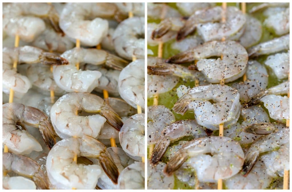  Collage montrant une photo avec des brochettes de crevettes crues dans un plat et une deuxième photo montrant des brochettes de crevettes dans un plat avec de la marinade et du poivre saupoudrés sur le dessus