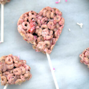 Very Berry Cheerios Marshmallow Treat Pops -- Rice Krispies Treats Style Pops made with Very Berry Cheerios and freeze-dried strawberries | wearenotmartha.com