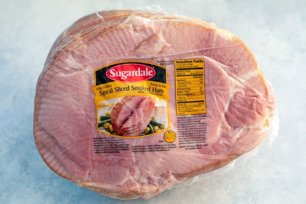 Vue de face du jambon fumé tranché en spirale Sugardale dans son emballage